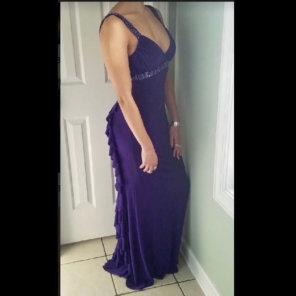 Caché Ruffle Gown - Picture 2 of 6